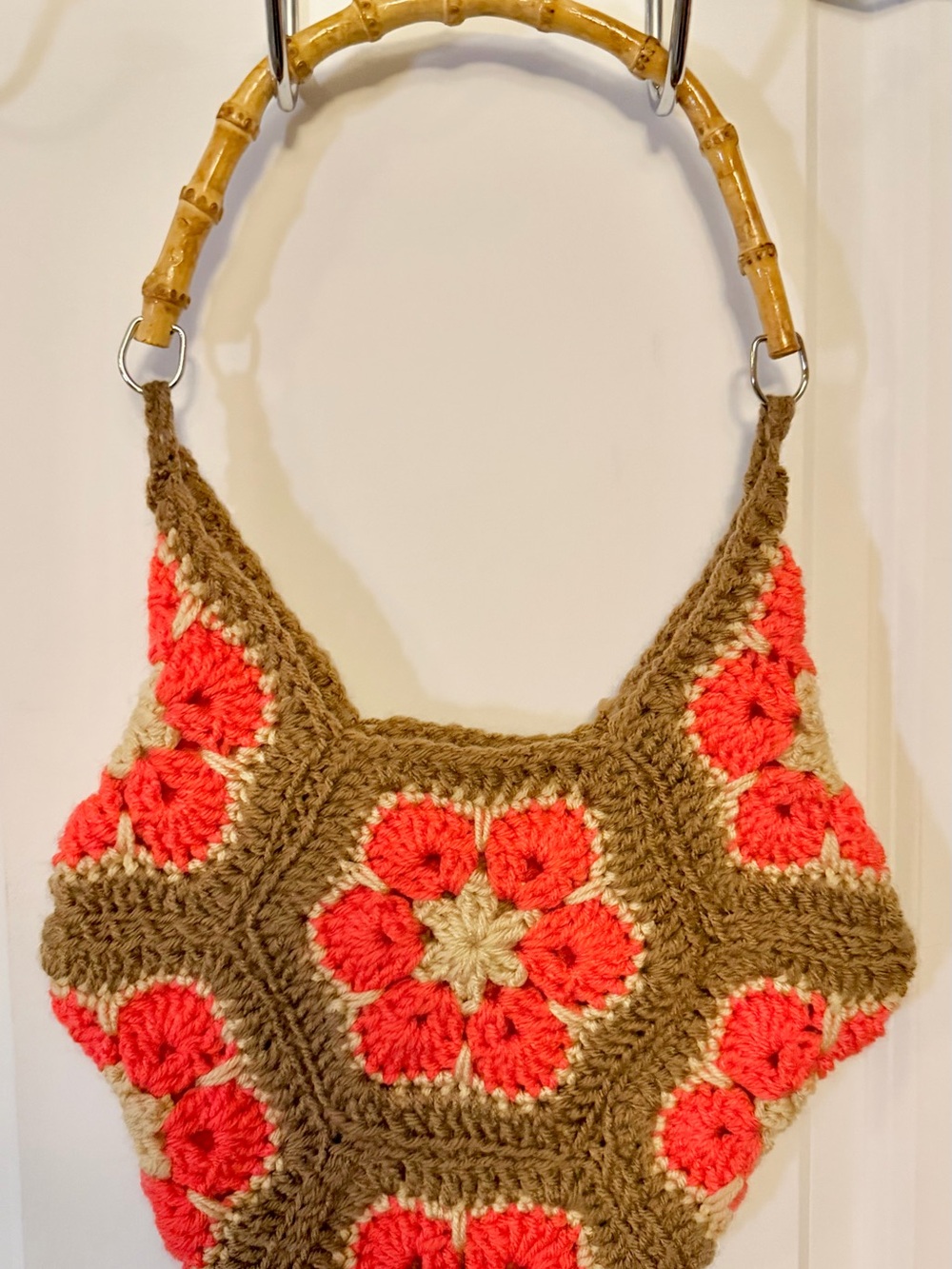 Vintage Crochet Floral Tote Bag in Coral & beige Bamboo Ring handle 70’s 80’s